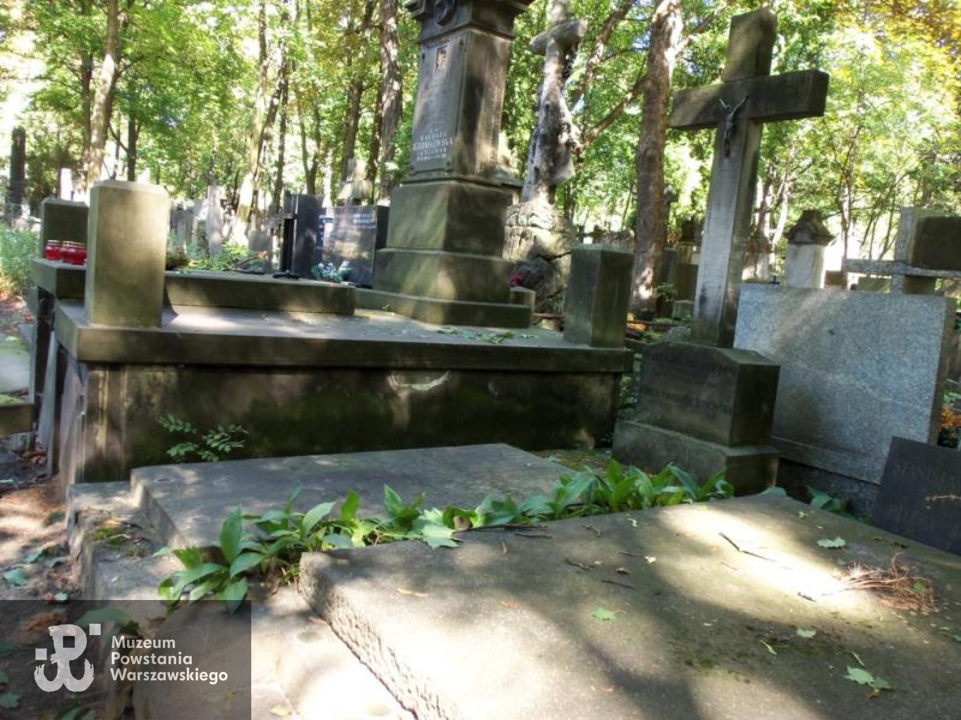 Źródło: https://cmentarze.um.warszawa.pl/pomnik.aspx?pom_id=27001 [dostęp: 10.04.2025].