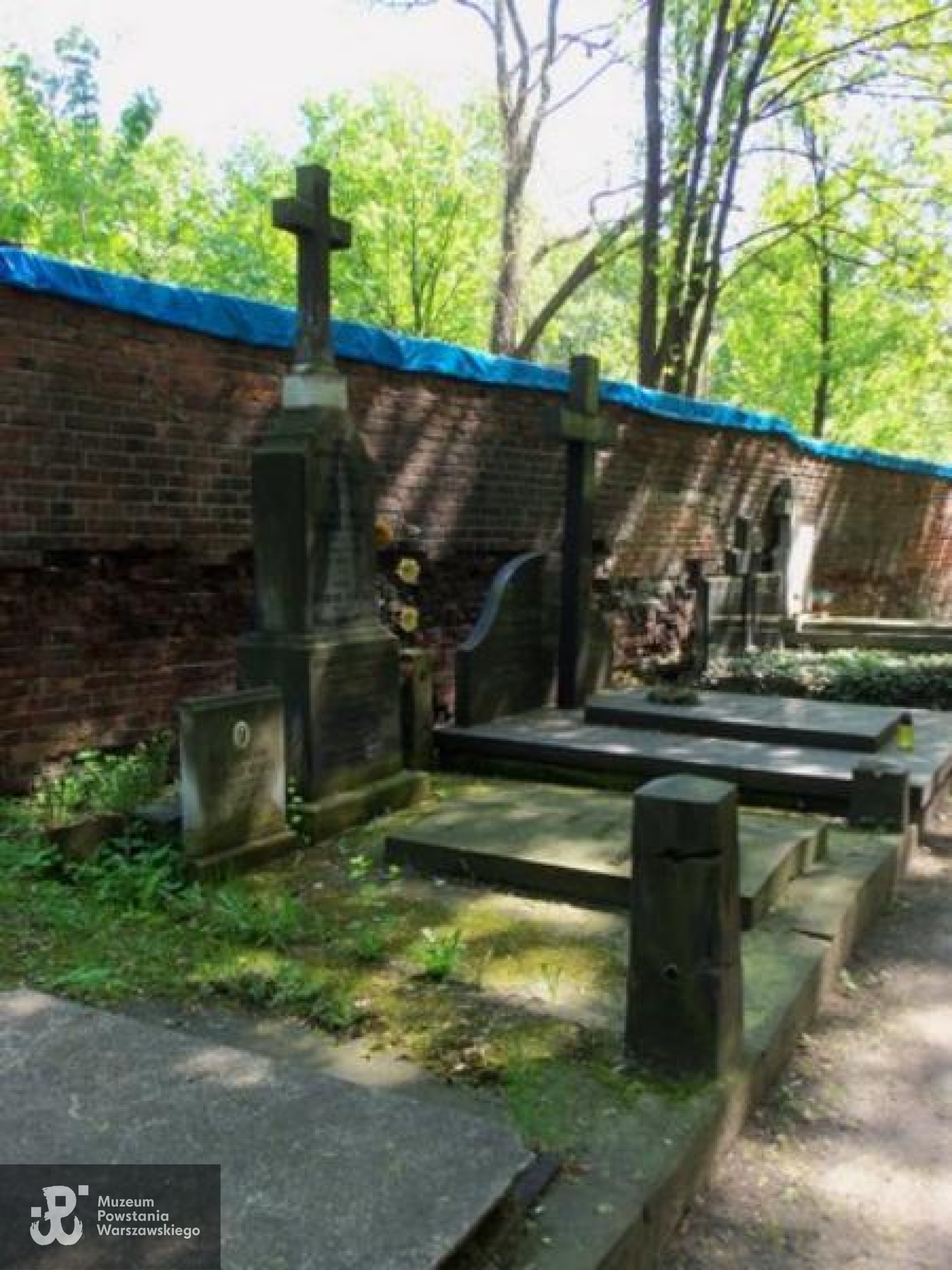 Źródło: https://cmentarze.um.warszawa.pl/pomnik.aspx?pom_id=26829 [dostęp: 4.02.2026].