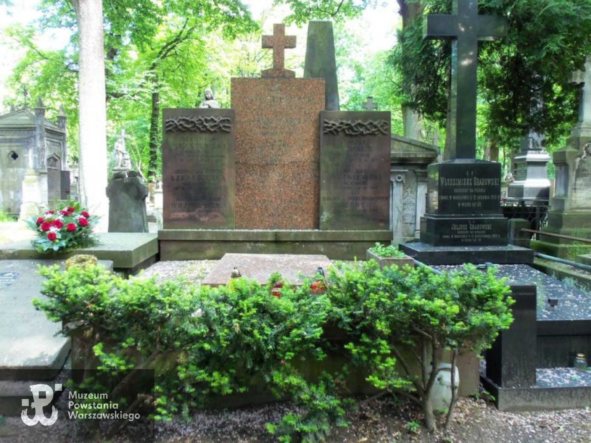 Źródło: https://cmentarze.um.warszawa.pl/pomnik.aspx?pom_id=18238 [dostęp: 16.04.2026].