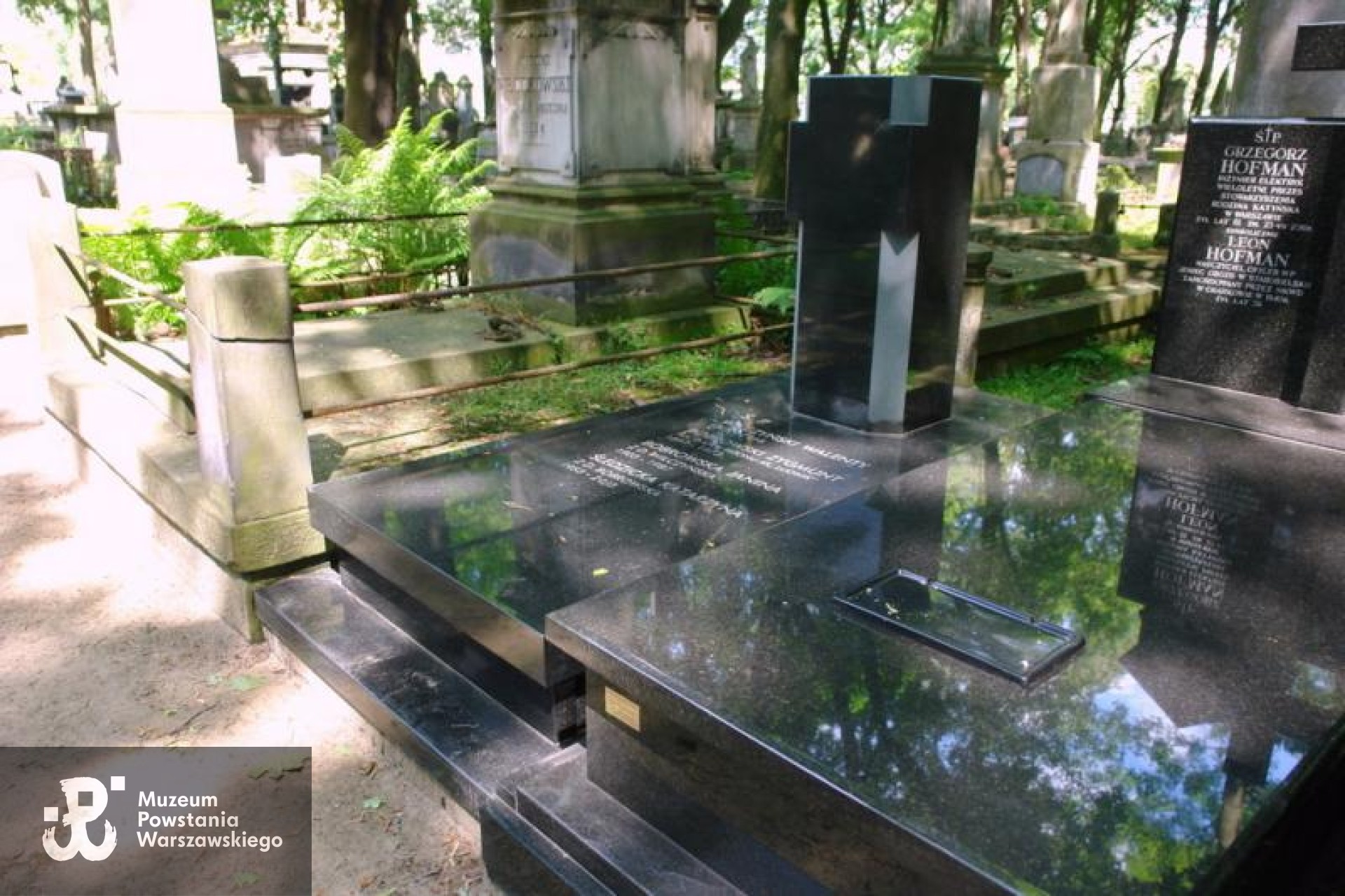 Źródło: https://cmentarze.um.warszawa.pl/pomnik.aspx?pom_id=546 [dostęp: 29.05.2025].