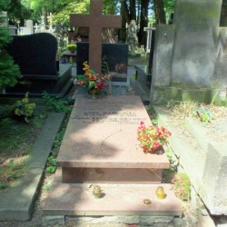 Źródło: https://cmentarze.um.warszawa.pl/pomnik.aspx?pom_id=17518 [dostęp: 23.04.2025].