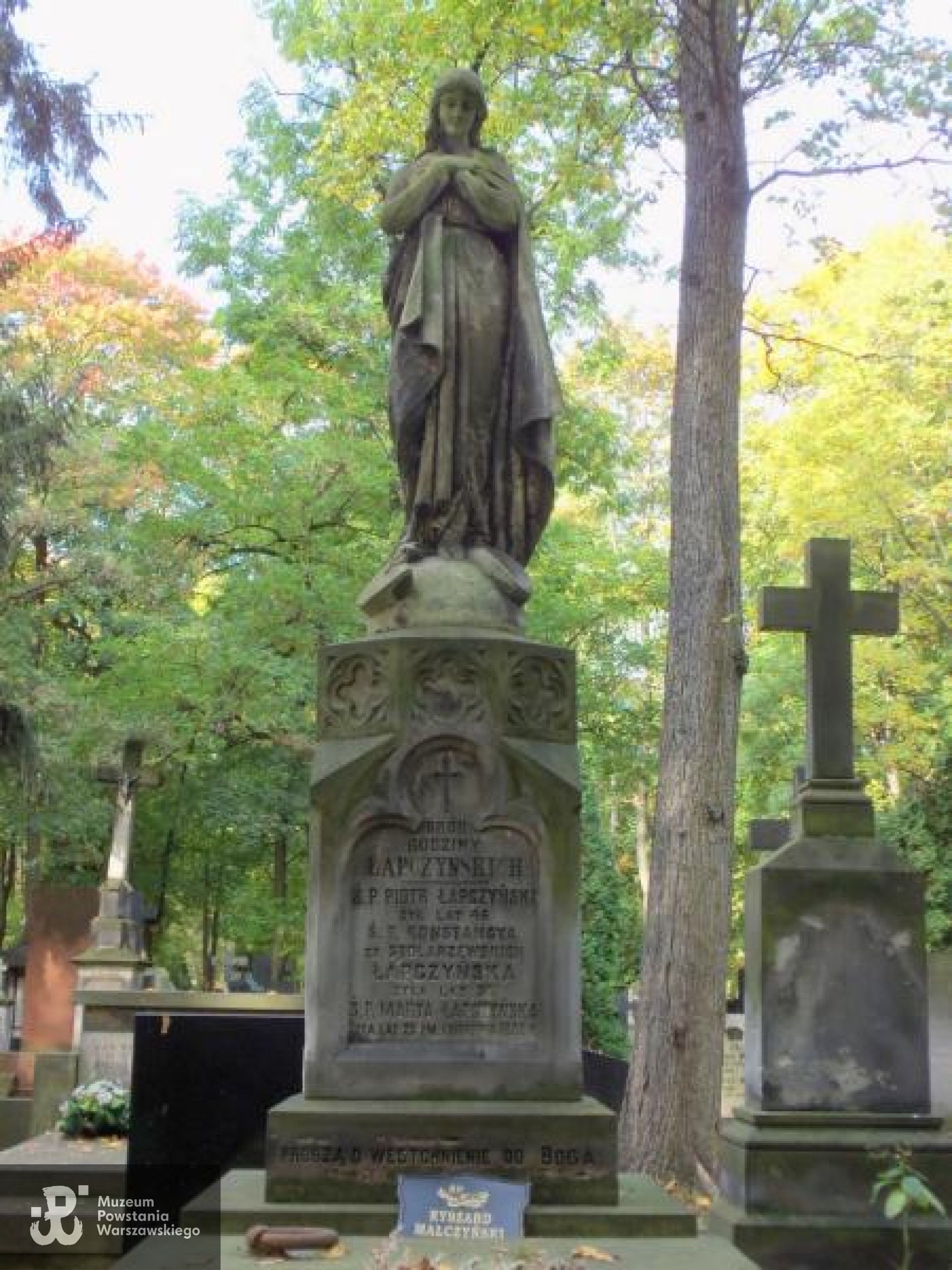 Źródło: https://cmentarze.um.warszawa.pl/pomnik.aspx?pom_id=24042 [dostęp: 23.04.2025].