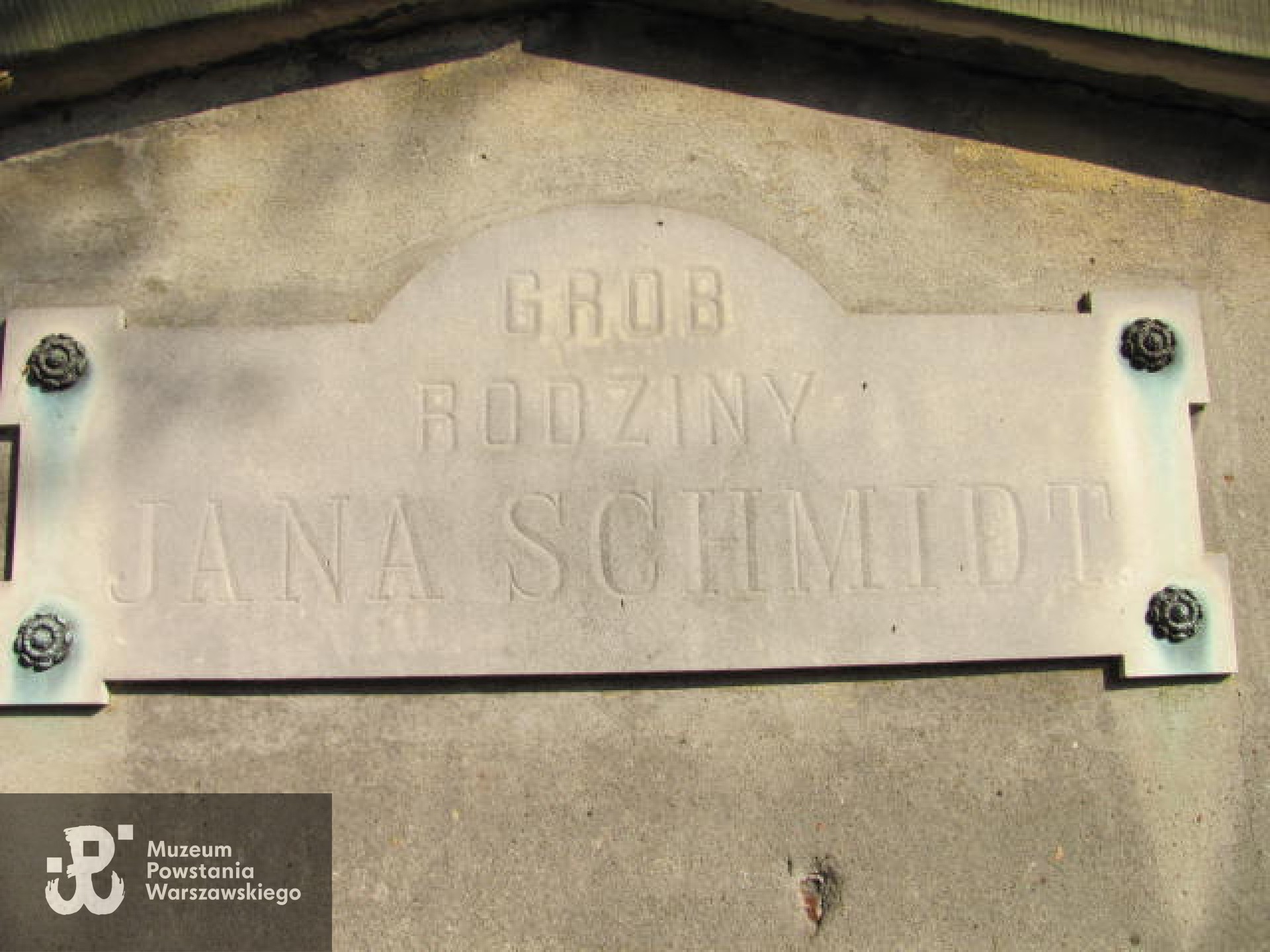 Źródło: https://wawamlynarska.grobonet.com/grobonet/start.php?id=detale&idg=9268 [dostęp: 13.11.2025].