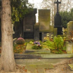 Źródło: https://cmentarze.um.warszawa.pl/pomnik.aspx?pom_id=14892 [dostęp: 23.04.2025].