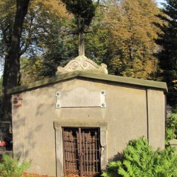 Źródło: https://wawamlynarska.grobonet.com/grobonet/start.php?id=detale&idg=9268 [dostęp: 13.11.2025].