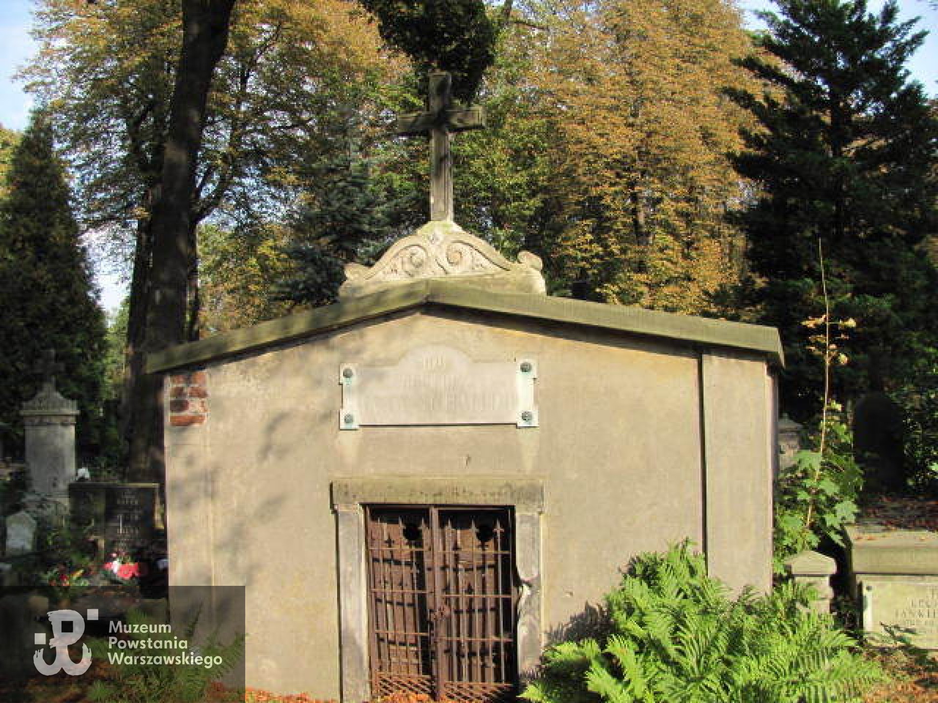 Źródło: https://wawamlynarska.grobonet.com/grobonet/start.php?id=detale&idg=9268 [dostęp: 13.11.2025].