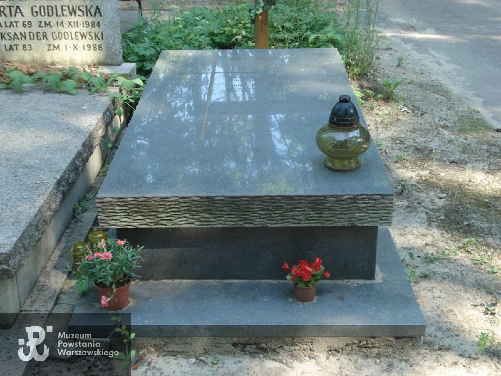 Źródło: https://cmentarze.um.warszawa.pl/pomnik.aspx?pom_id=65474 [dostęp: 10.09.2025].