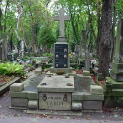 Źródło: https://cmentarze.um.warszawa.pl/pomnik.aspx?pom_id=46187 [dostęp: 01.04.2026].