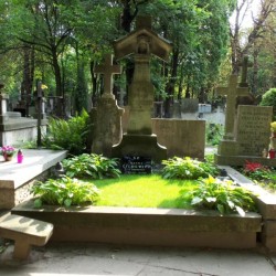 Źródło: https://cmentarze.um.warszawa.pl/pomnik.aspx?pom_id=21924 [dostęp: 9.04.2025].