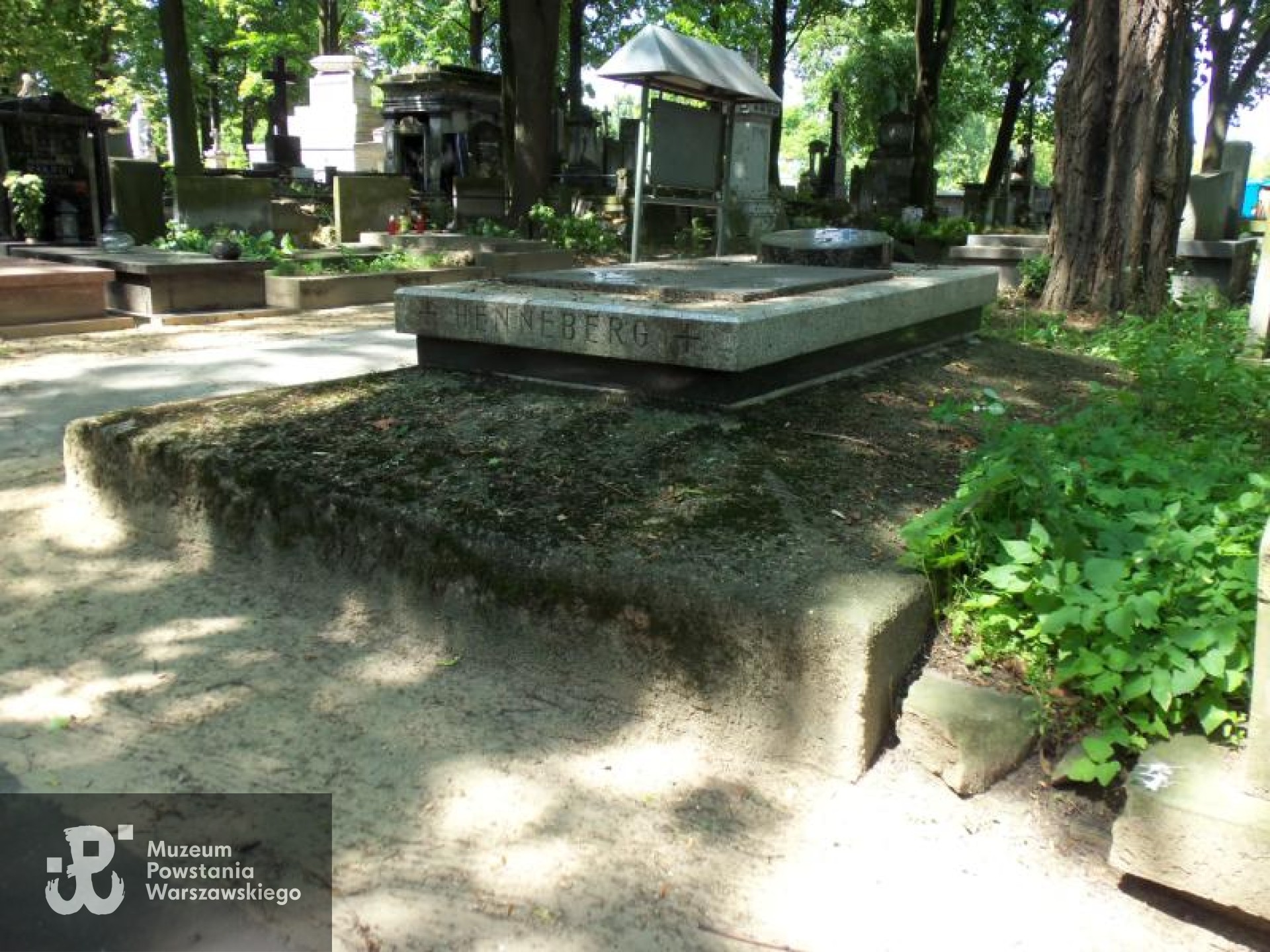 Grób symboliczny na Starych Powązkach w Warszawie. Źródło: https://cmentarze.um.warszawa.pl/pomnik.aspx?pom_id=1064 [dostęp: 09.02.2026].