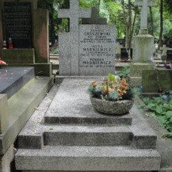 Źródło: https://cmentarze.um.warszawa.pl/pomnik.aspx?pom_id=27137 [dostęp: 05.09.2025].