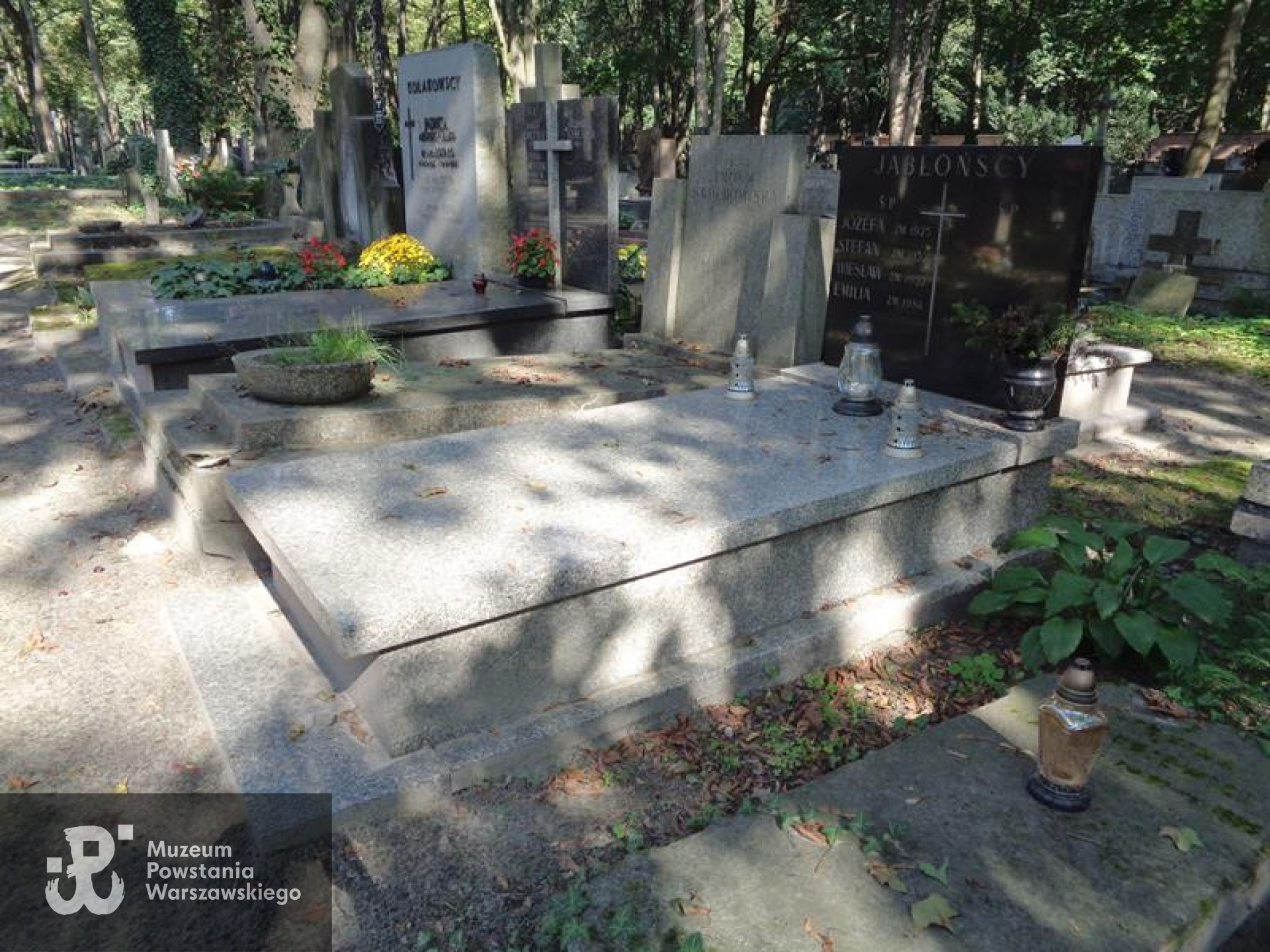 Źródło: https://cmentarze.um.warszawa.pl/pomnik.aspx?pom_id=67277 [dostęp: 8.06.2026].
