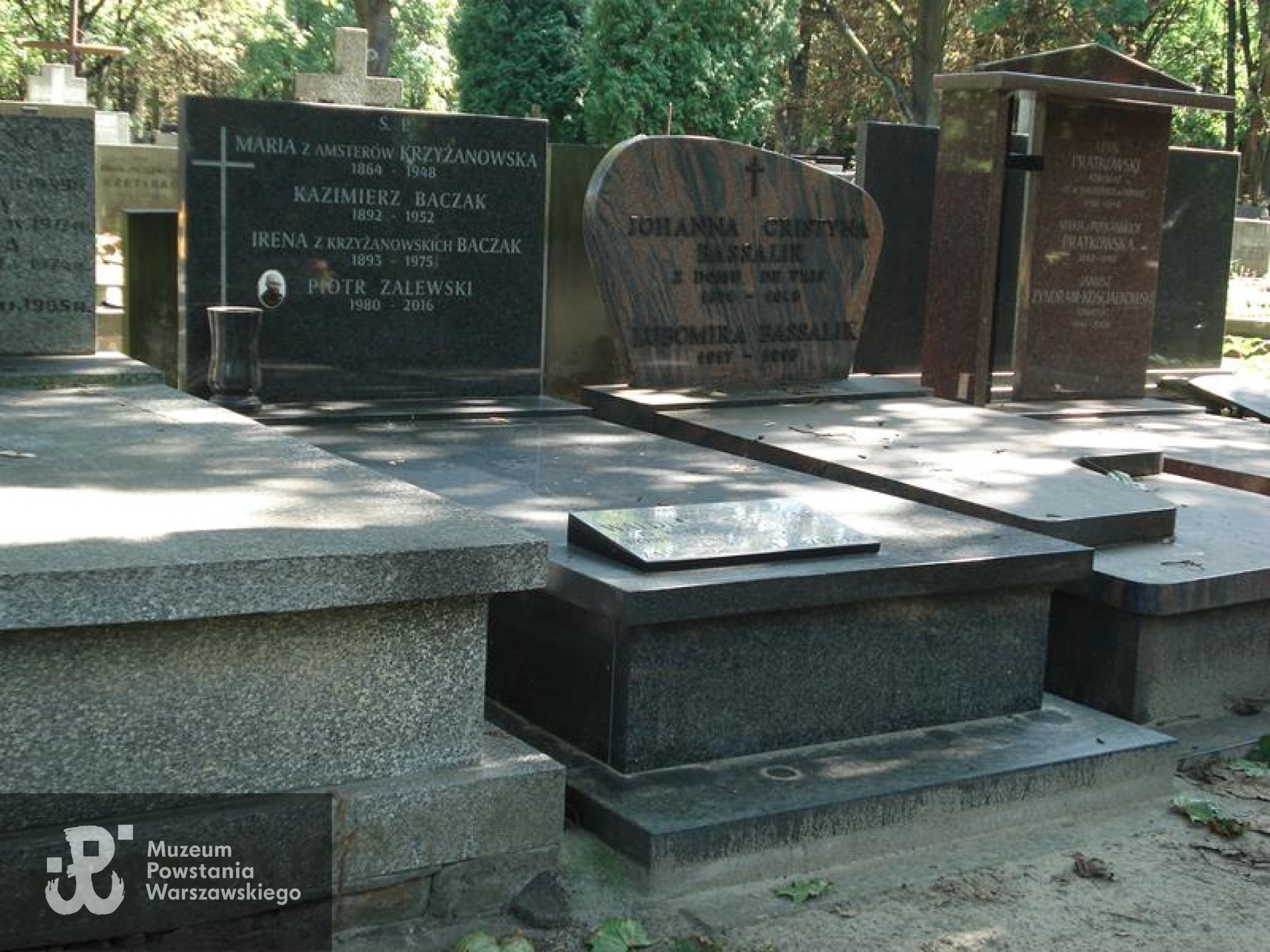 Grób symboliczny na Starych Powązkach w Warszawie. Źródło: https://cmentarze.um.warszawa.pl/pomnik.aspx?pom_id=47124 [dostęp: 06.02.2026].