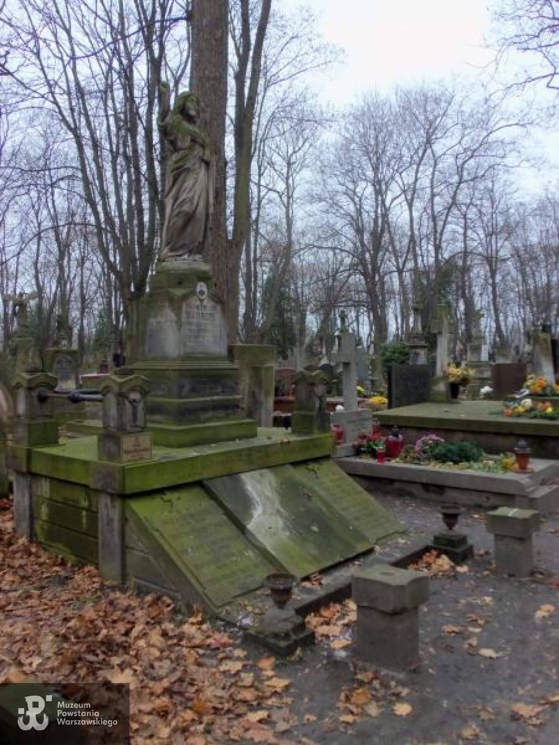 Źródło: https://cmentarze.um.warszawa.pl/pomnik.aspx?pom_id=24755 [dostęp: 23.04.2025].