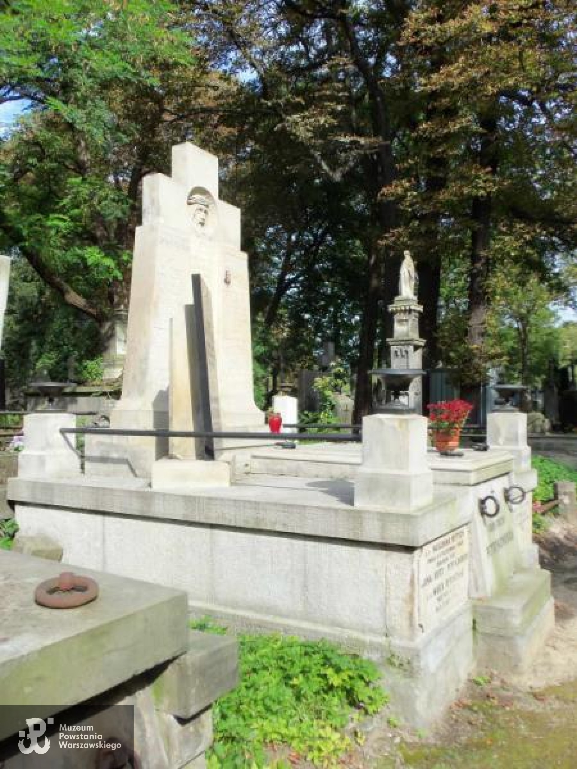 Źródło: https://cmentarze.um.warszawa.pl/pomnik.aspx?pom_id=13072 [dostęp: 22.01.2026].