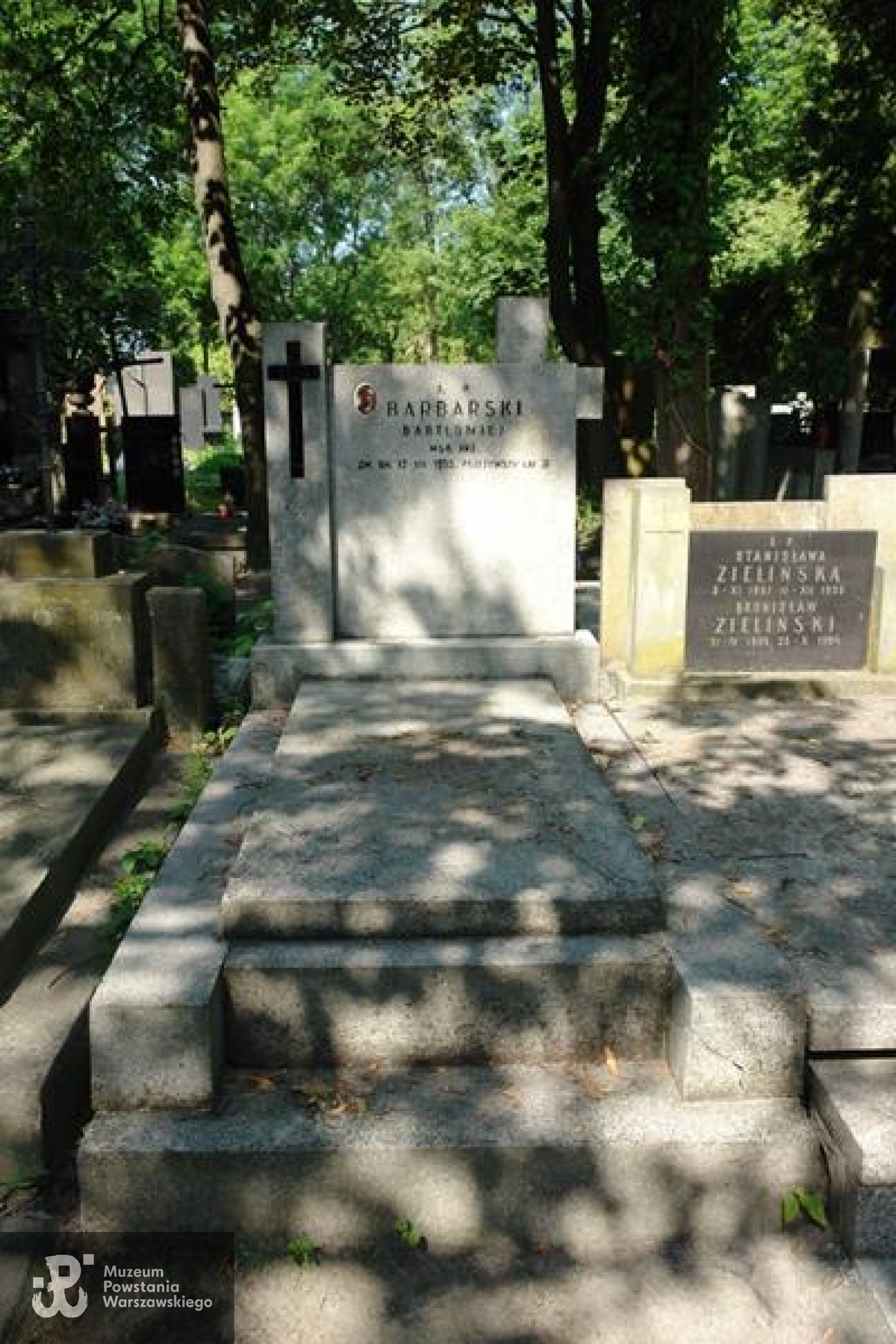 Źródło: https://cmentarze.um.warszawa.pl/pomnik.aspx?pom_id=36480 [dostęp: 12.05.2025].