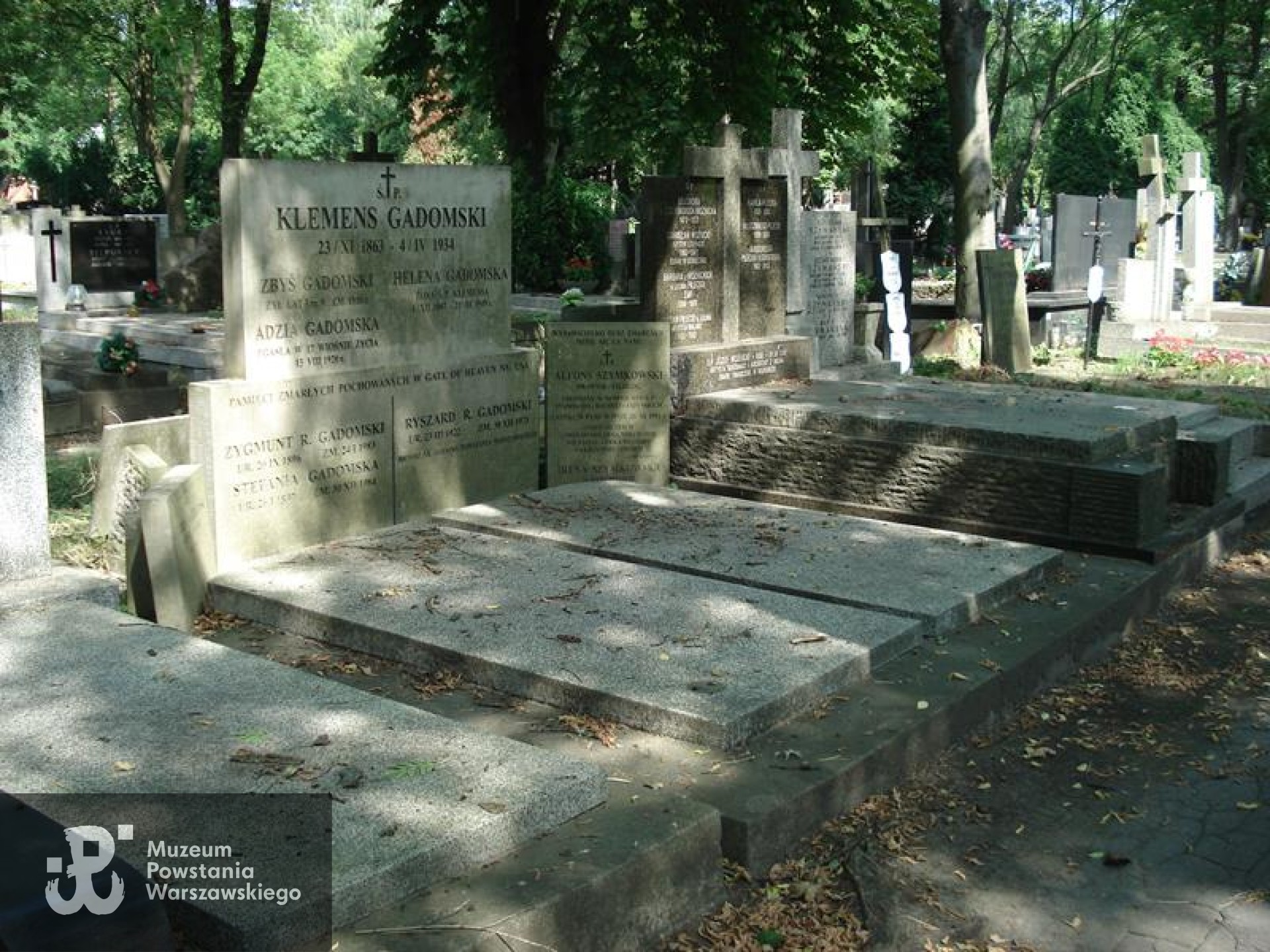 Grób symboliczny na Starych Powązkach w Warszawie. Źródło: https://cmentarze.um.warszawa.pl/pomnik.aspx?pom_id=36803 [dostęp: 06.02.2026].