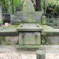 Grób symboliczny na Starych Powązkach w Warszawie. Źródło: https://cmentarze.um.warszawa.pl/pomnik.aspx?pom_id=12203 [dostęp: 06.02.2026].