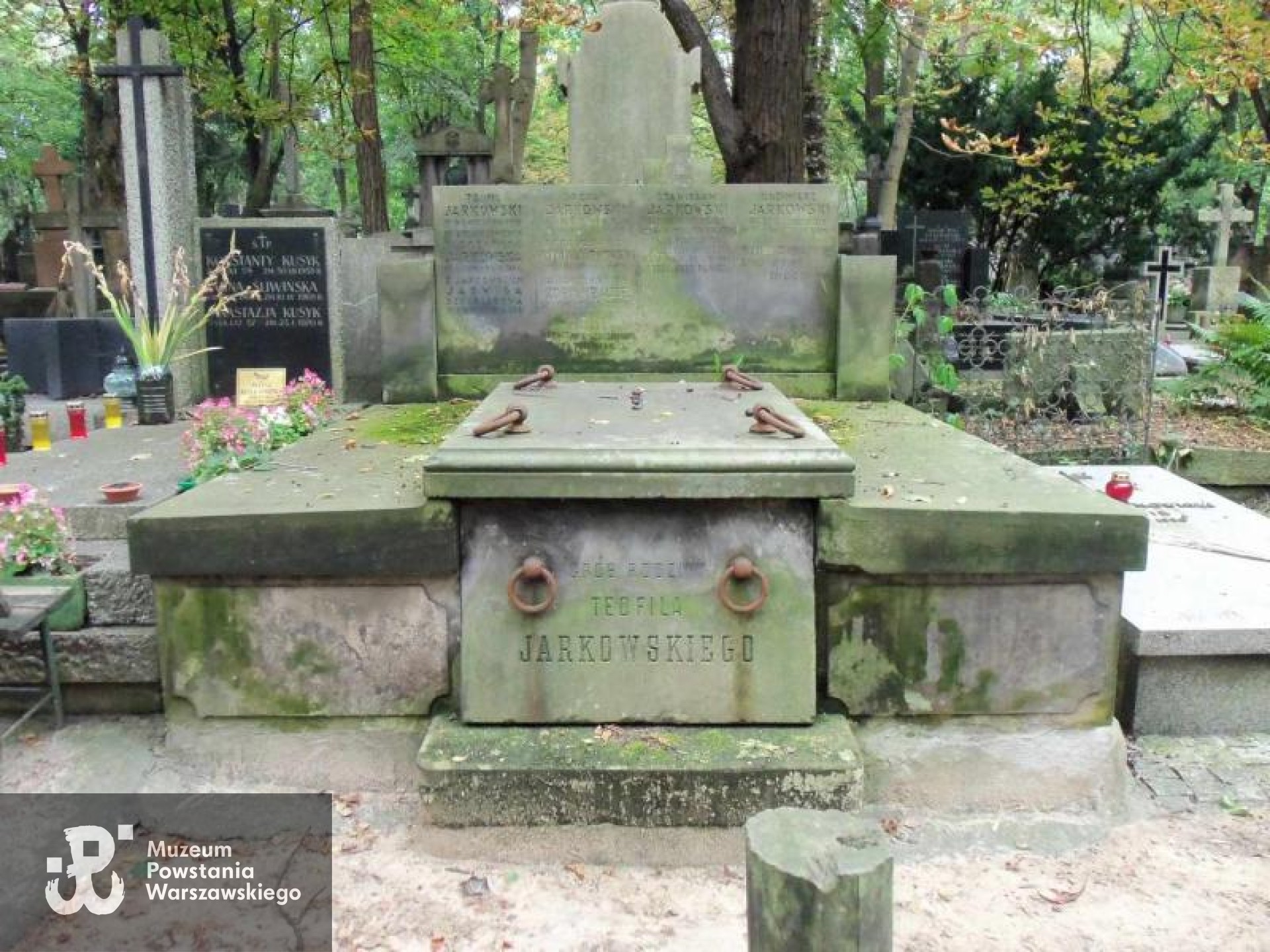 Grób symboliczny na Starych Powązkach w Warszawie. Źródło: https://cmentarze.um.warszawa.pl/pomnik.aspx?pom_id=12203 [dostęp: 06.02.2026].