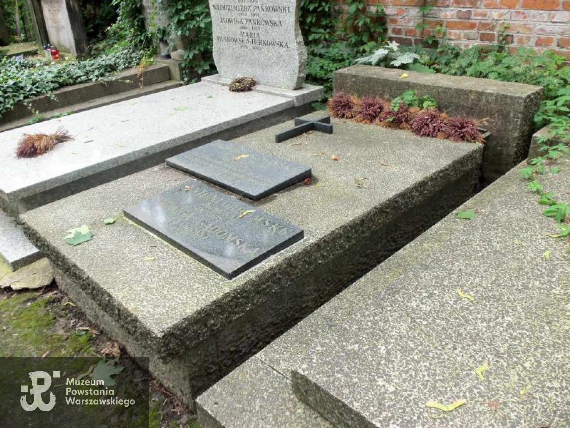 Źródło: https://cmentarze.um.warszawa.pl/pomnik.aspx?pom_id=11616 [dostęp: 06.02.2026].