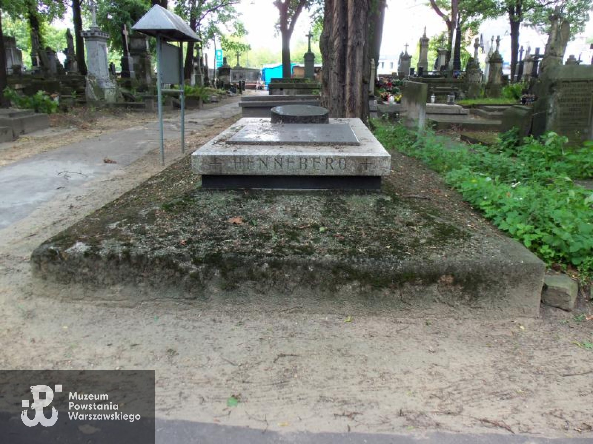 Grób symboliczny na Starych Powązkach w Warszawie. Źródło: https://cmentarze.um.warszawa.pl/pomnik.aspx?pom_id=1064 [dostęp: 09.02.2026].