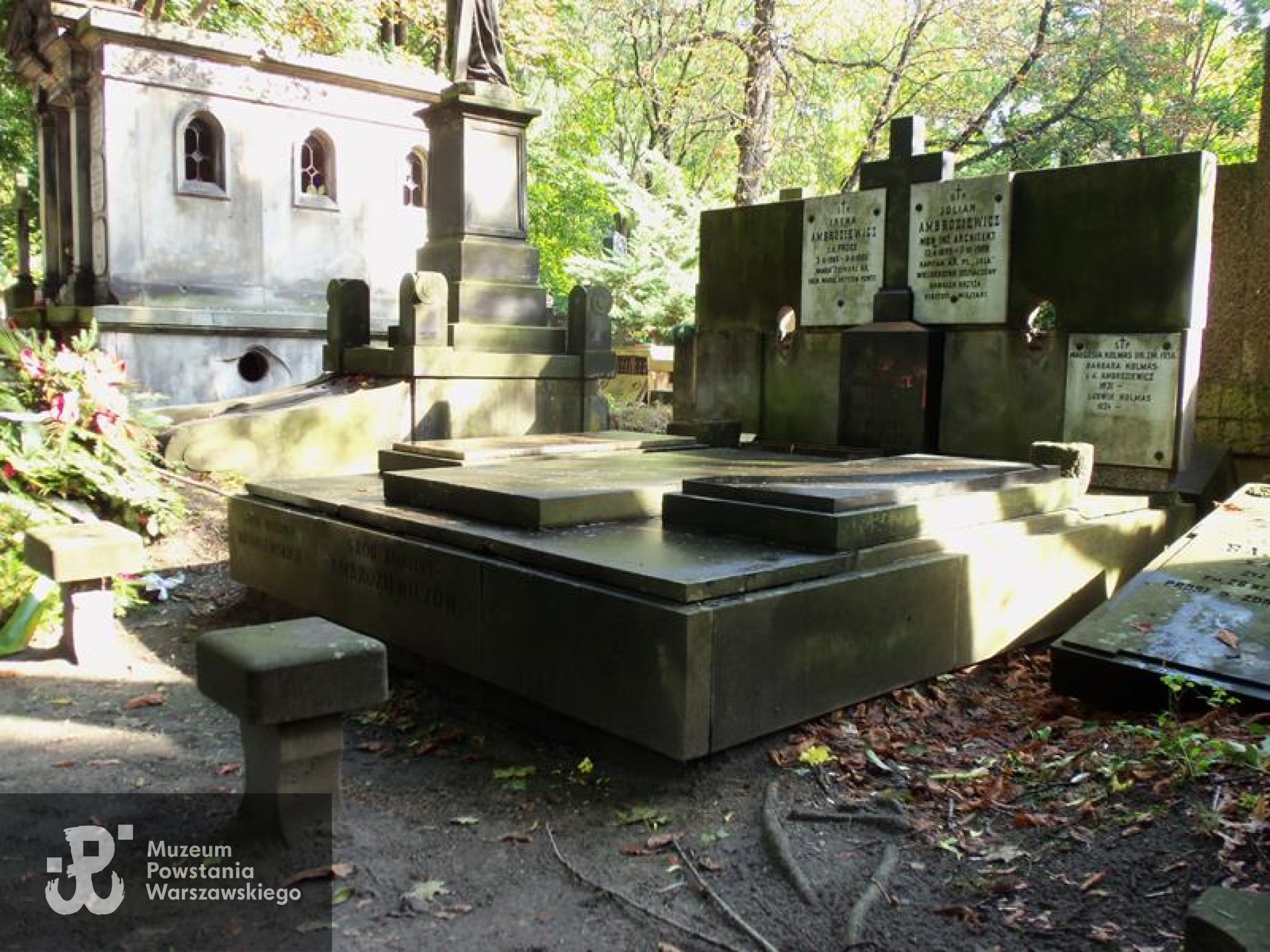 Źródło: https://cmentarze.um.warszawa.pl/pomnik.aspx?pom_id=38156 [dostęp: 28.10.2025].