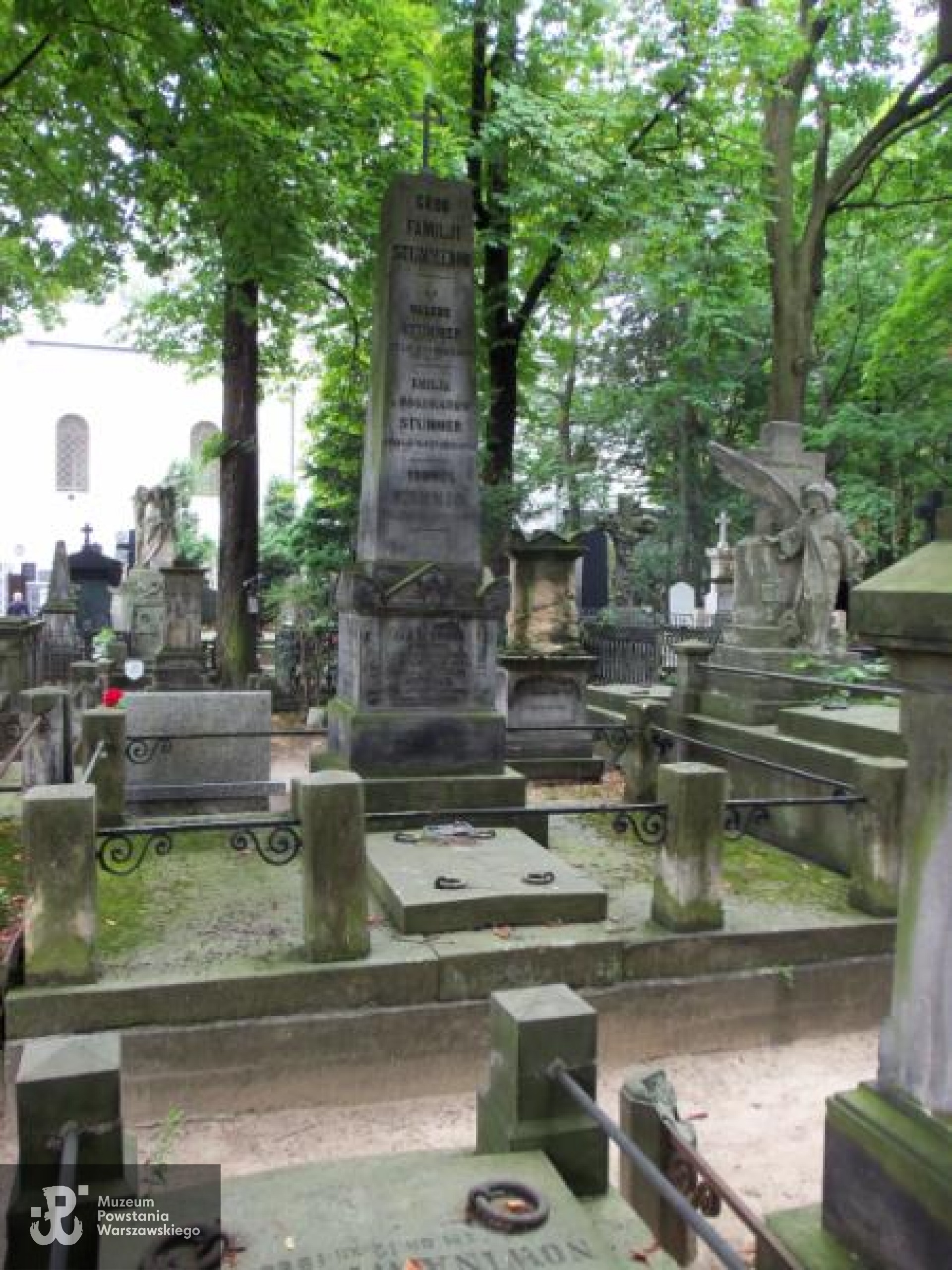 Źródło: https://cmentarze.um.warszawa.pl/pomnik.aspx?pom_id=3717 [dostęp: 19.04.2026].