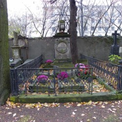Źródło: https://cmentarze.um.warszawa.pl/pomnik.aspx?pom_id=21960 [dostęp: 1.07.2026].