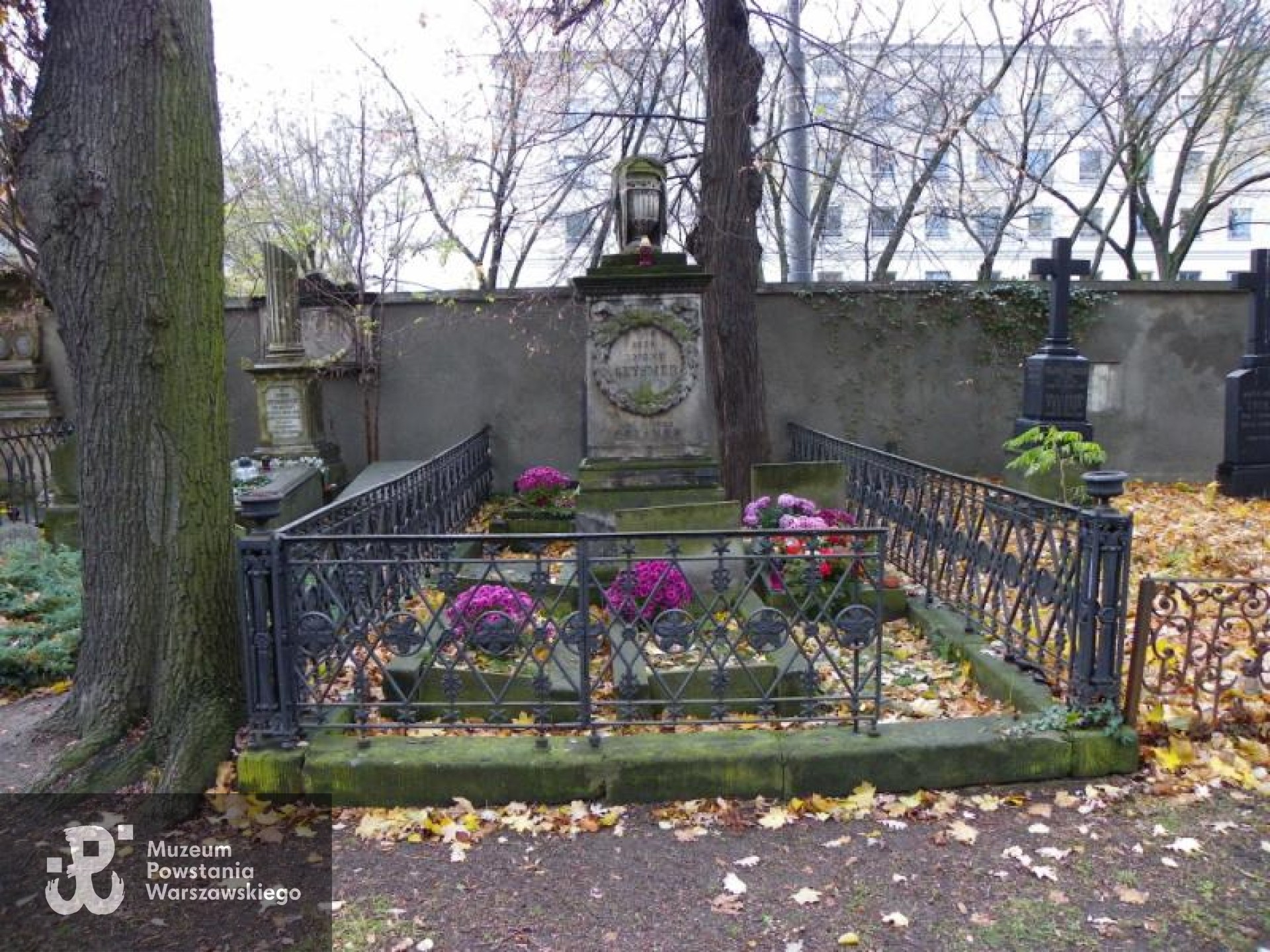Źródło: https://cmentarze.um.warszawa.pl/pomnik.aspx?pom_id=21960 [dostęp: 1.07.2026].