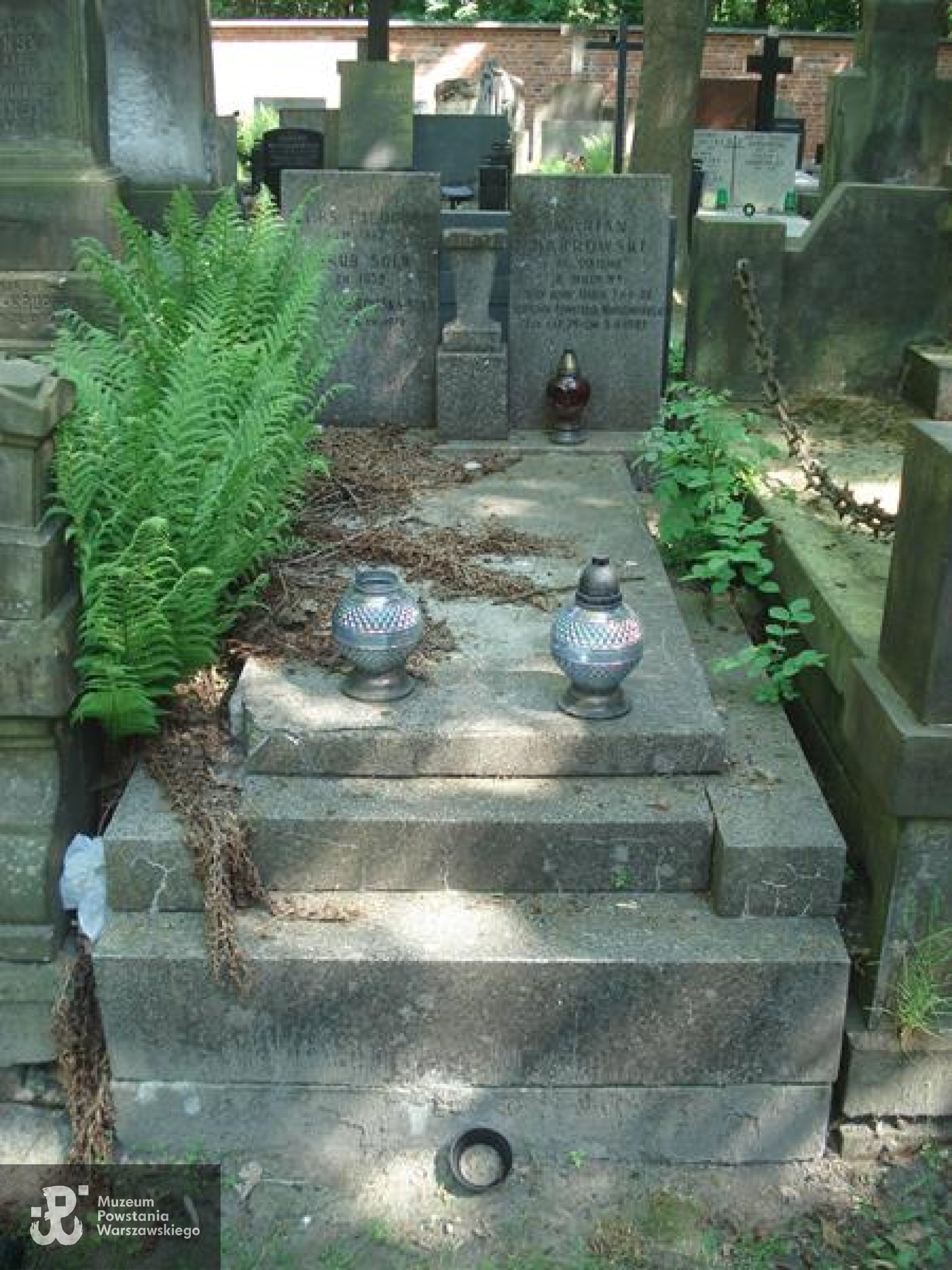 Źródło: https://cmentarze.um.warszawa.pl/pomnik.aspx?pom_id=61544 [dostęp: 08.10.2025].