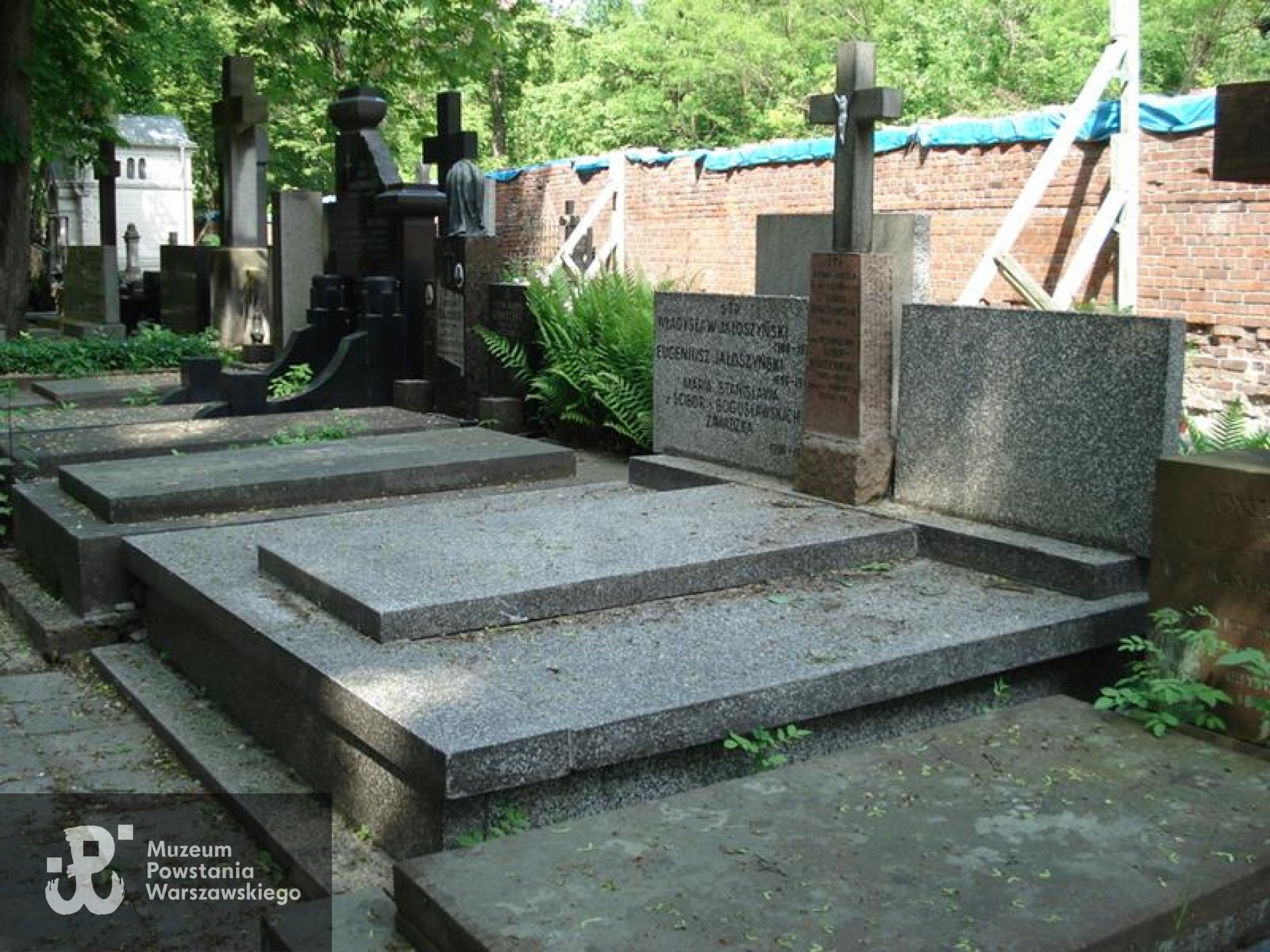 Źródło: https://cmentarze.um.warszawa.pl/pomnik.aspx?pom_id=34104 [dostęp: 05.01.2026].