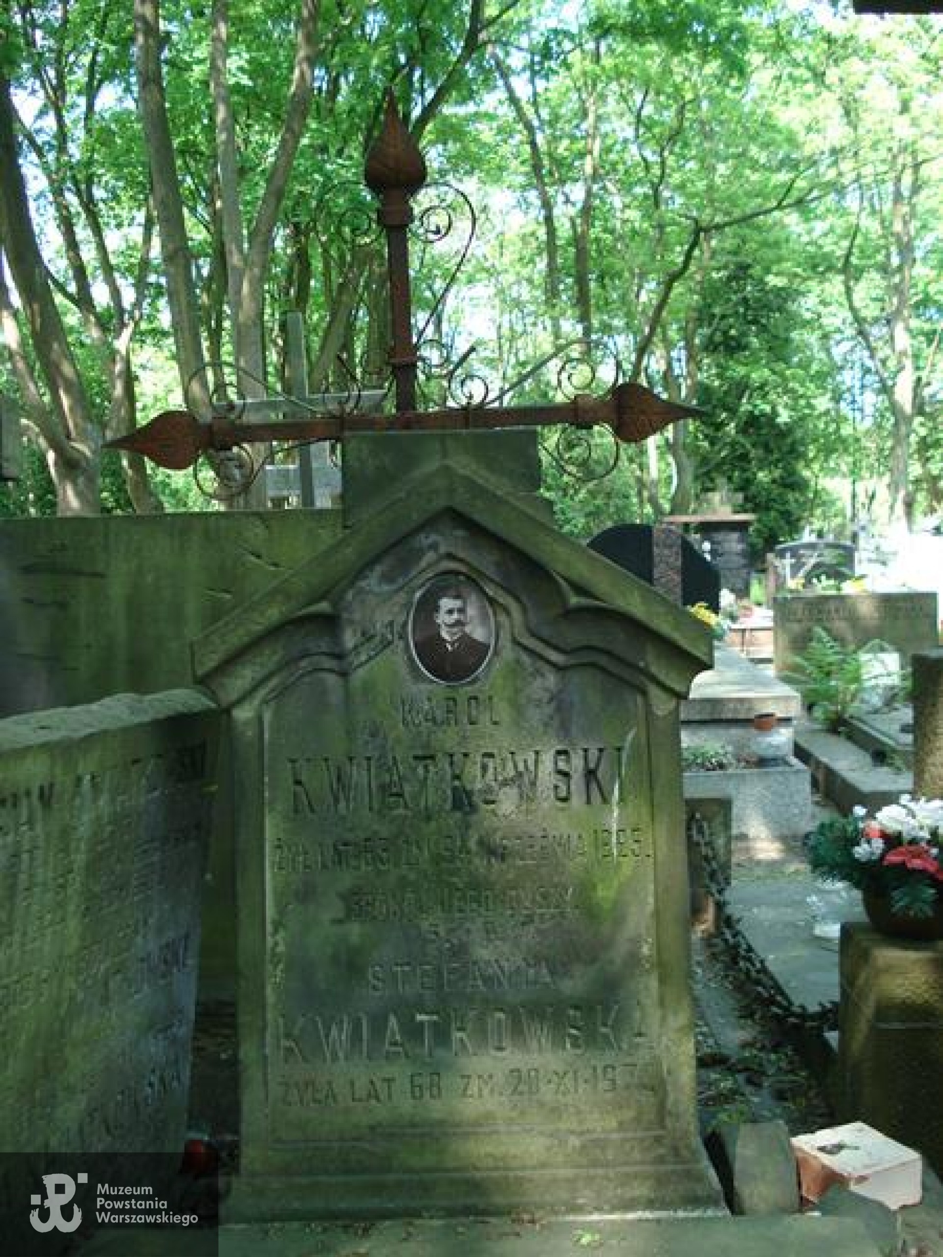 Źródło: https://cmentarze.um.warszawa.pl/pomnik.aspx?pom_id=42368 [dostęp: 9.04.2025].