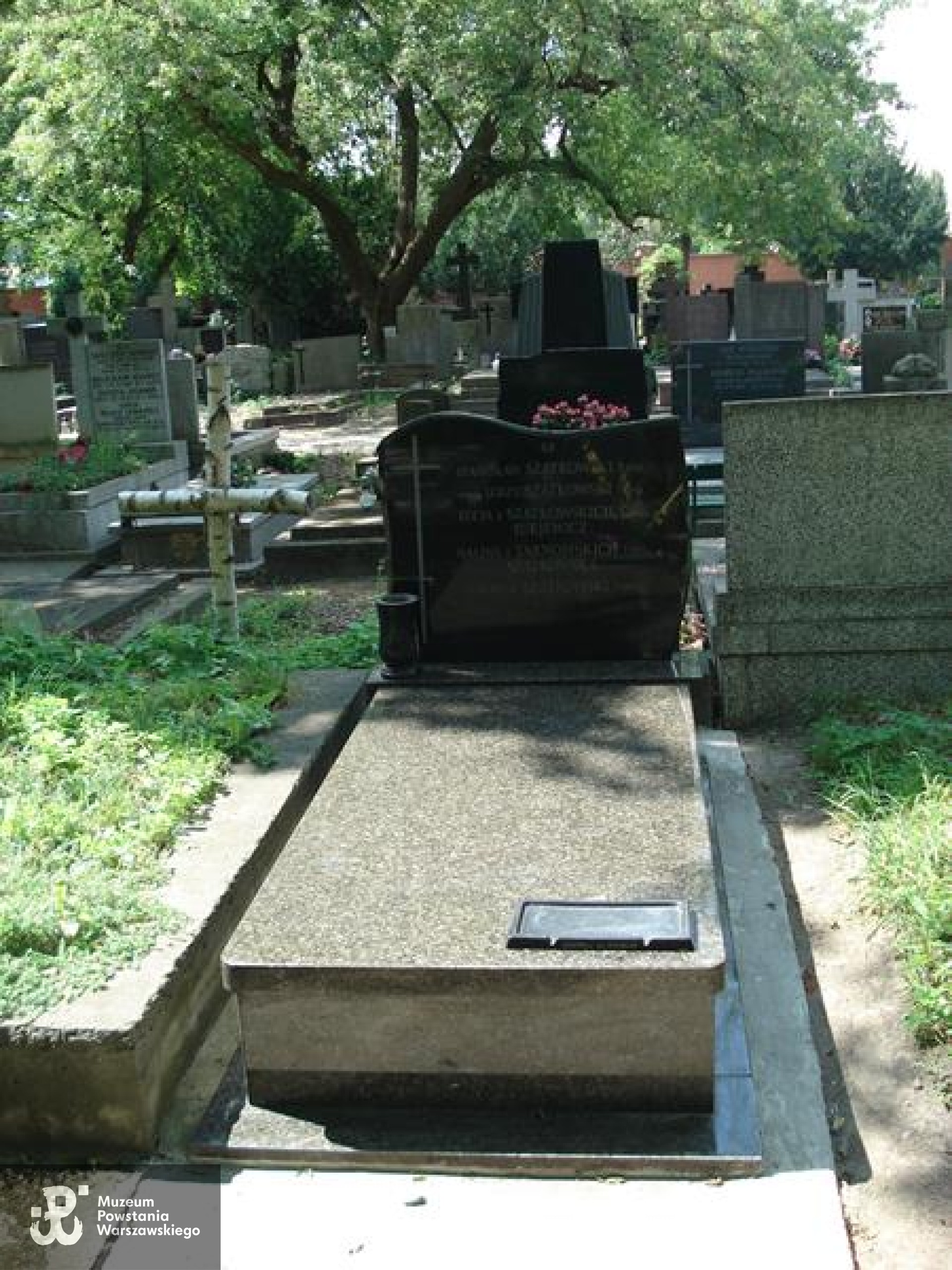 Grób symboliczny na Starych Powązkach w Warszawie. Źródło: https://cmentarze.um.warszawa.pl/pomnik.aspx?pom_id=44478 [dostęp: 9.02.2026].