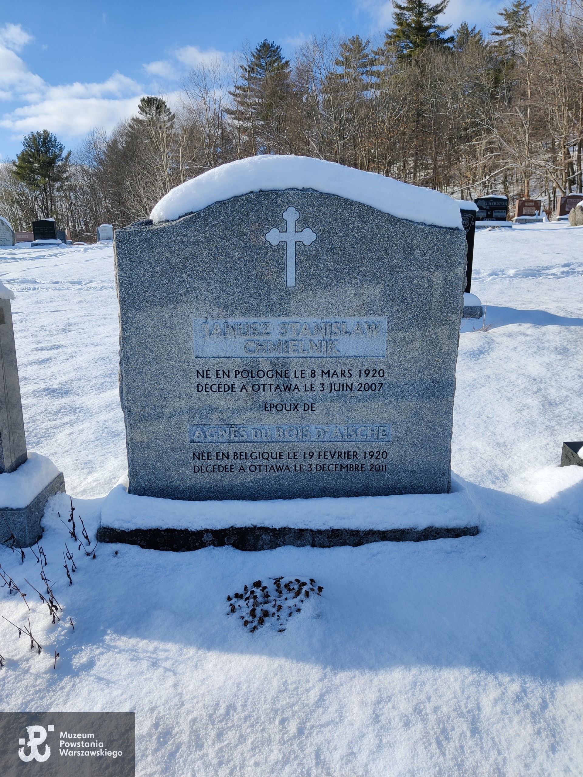 Źródło: https://www.findagrave.com/memorial/233898905/janusz-stanislaw-chmielnik [dostęp: 02.09.2025].