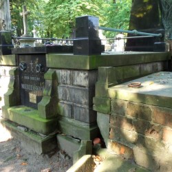 Źródło: https://cmentarze.um.warszawa.pl/pomnik.aspx?pom_id=2010 [dostęp: 23.05.2026].