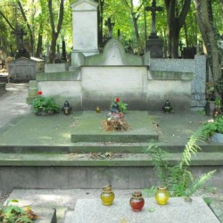 Źródło: https://cmentarze.um.warszawa.pl/pomnik.aspx?pom_id=23525 [dostęp: 9.04.2025].