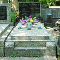 Źródło: https://cmentarze.um.warszawa.pl/pomnik.aspx?pom_id=18743 [dostęp: 25.04.2025].