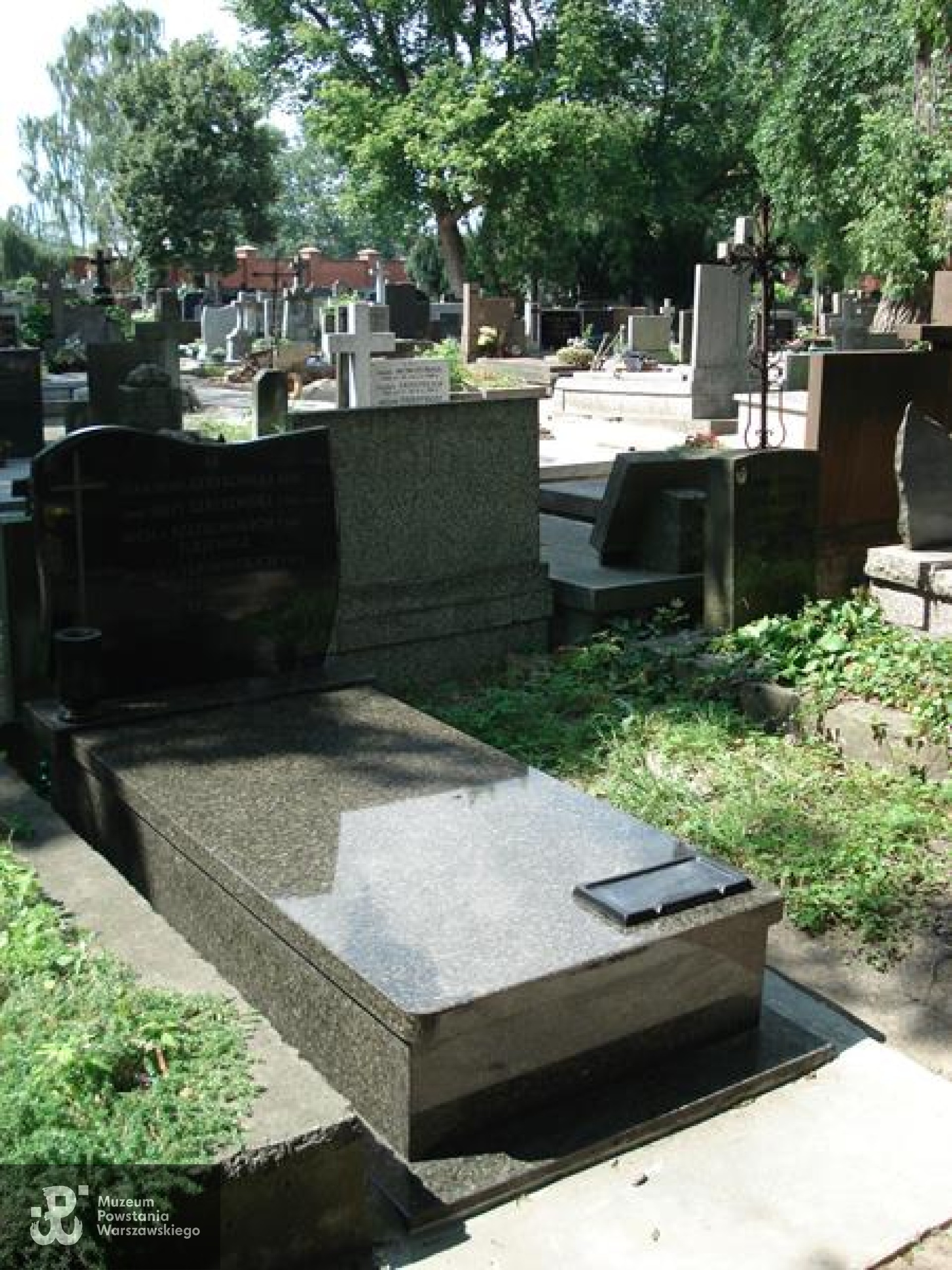 Grób symboliczny na Starych Powązkach w Warszawie. Źródło: https://cmentarze.um.warszawa.pl/pomnik.aspx?pom_id=44478 [dostęp: 9.02.2026].