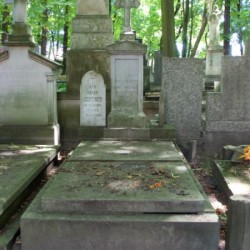Źródło: https://cmentarze.um.warszawa.pl/pomnik.aspx?pom_id=335 [dostęp: 31.05.2026].