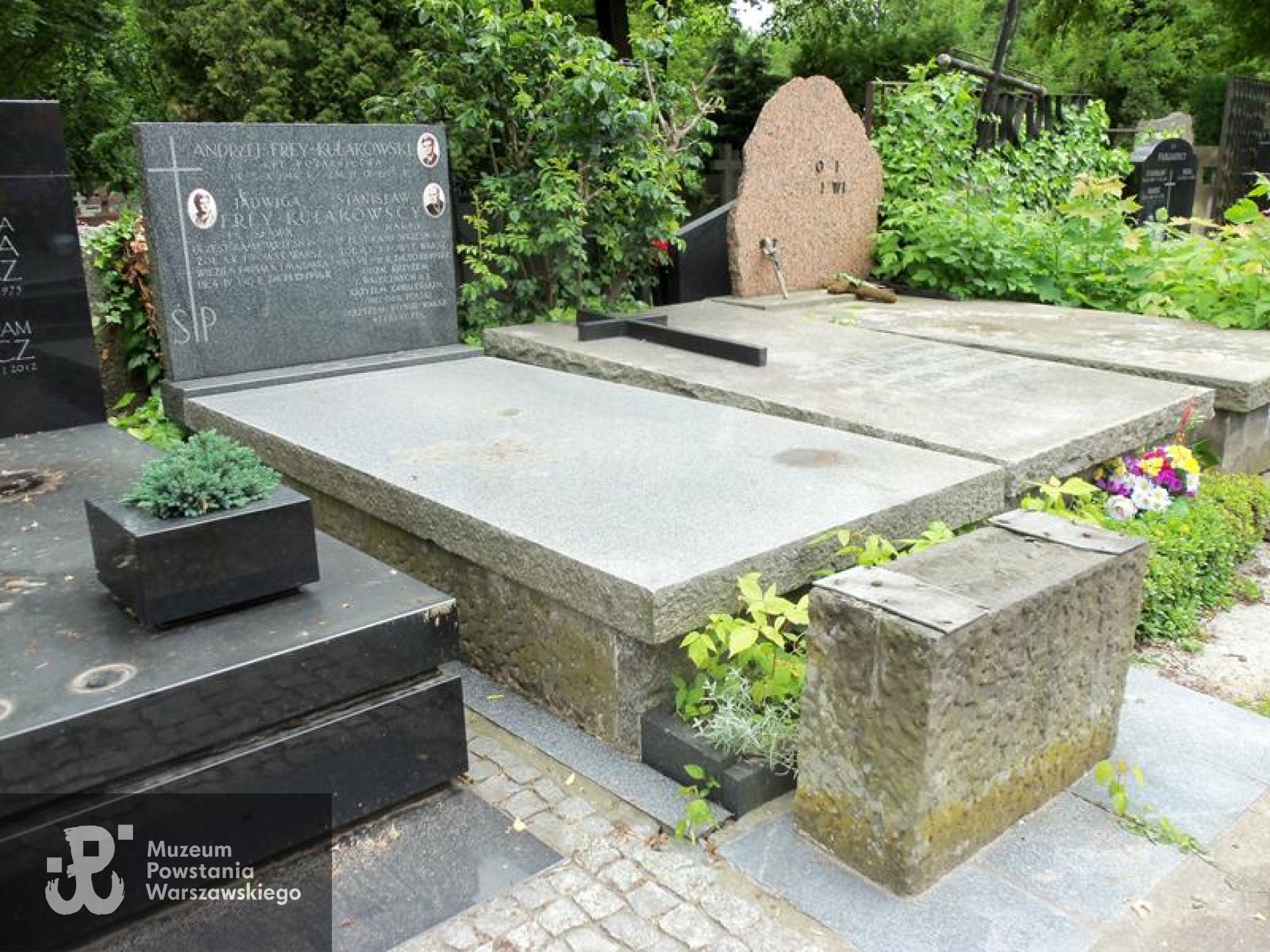 Źródło: https://cmentarze.um.warszawa.pl/pomnik.aspx?pom_id=33900 [dostęp: 03.02.2026].