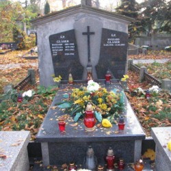 Grób symboliczny na Cmentarzu Ewangelicko-Augsburskim w Warszawie. Źródło: https://wawamlynarska.grobonet.com/grobonet/start.php?id=detale&idg=14649&inni=0 [dostęp: 06.02.2026].