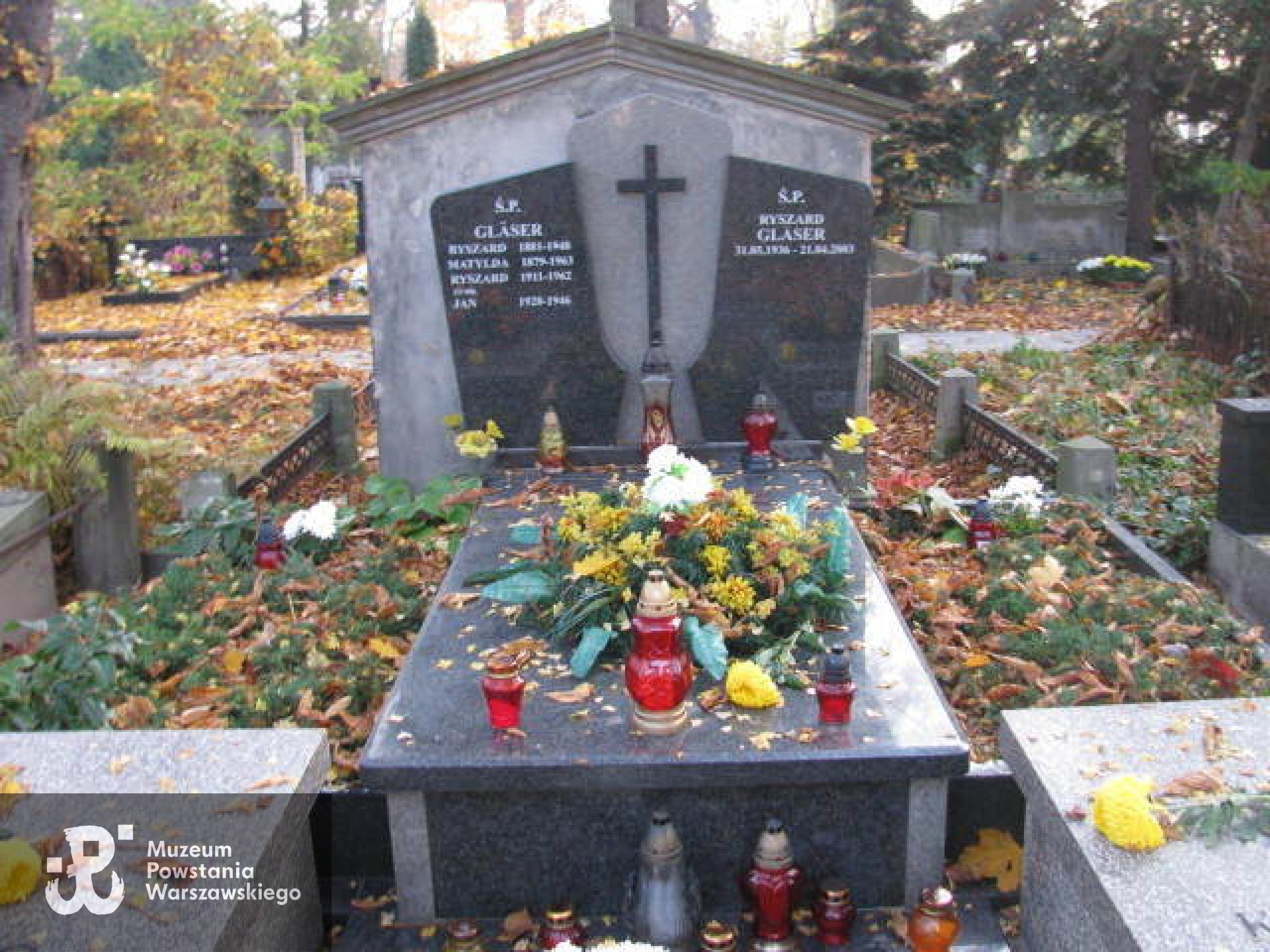 Grób symboliczny na Cmentarzu Ewangelicko-Augsburskim w Warszawie. Źródło: https://wawamlynarska.grobonet.com/grobonet/start.php?id=detale&idg=14649&inni=0 [dostęp: 06.02.2026].