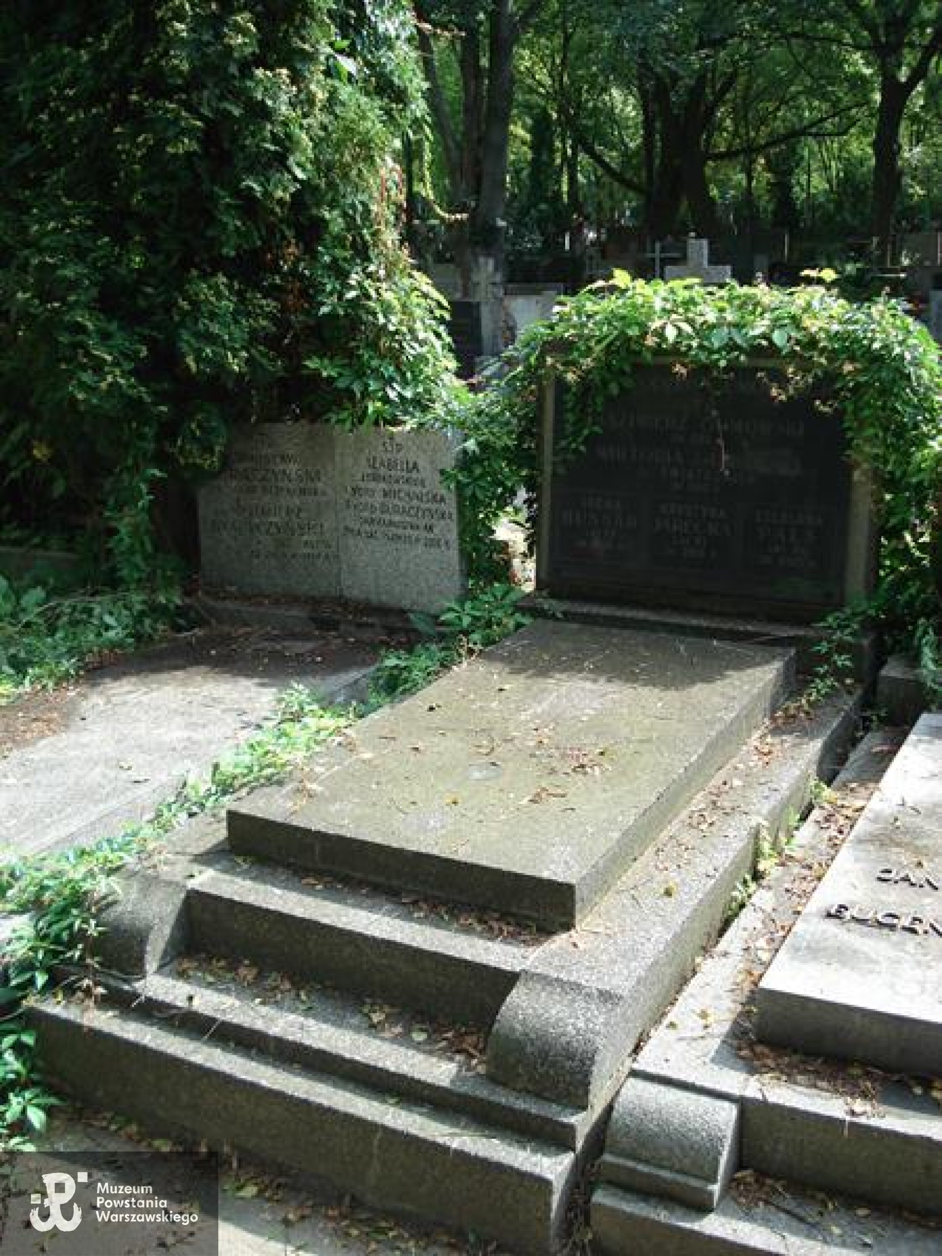 Źródło: https://cmentarze.um.warszawa.pl/pomnik.aspx?pom_id=45086 [dostęp: 03.07.2026].