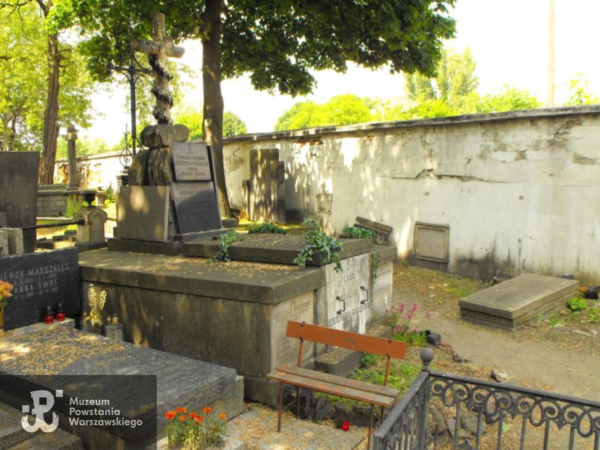 Źródło: https://cmentarze.um.warszawa.pl/pomnik.aspx?pom_id=10609 [dostęp: 16.01.2026].