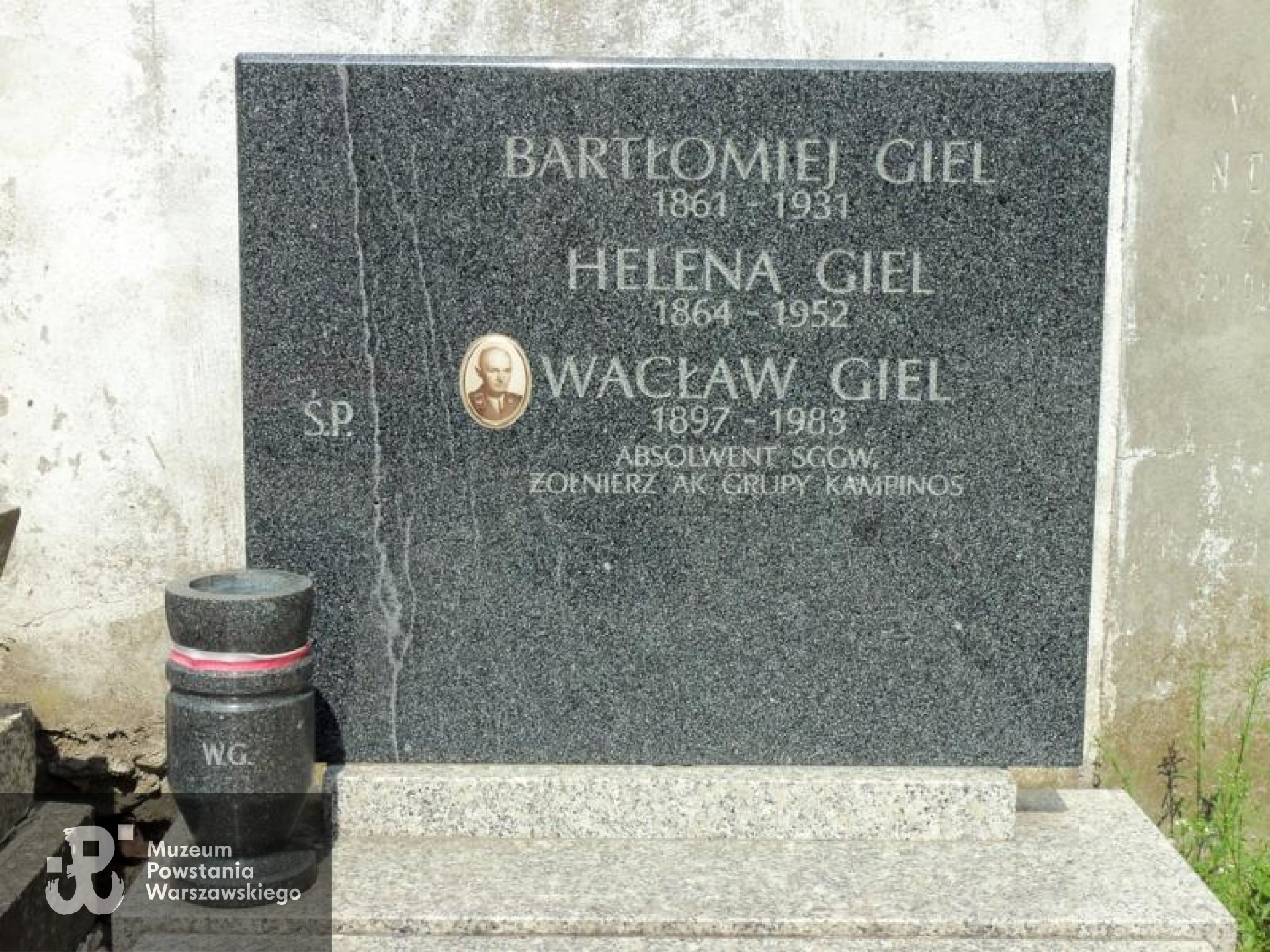 Źródło: https://cmentarze.um.warszawa.pl/pomnik.aspx?pom_id=20680 [dostęp: 16.04.2026].