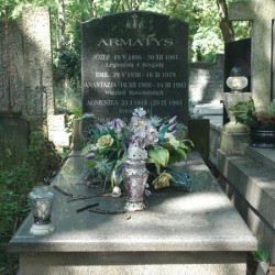 Źródło: https://cmentarze.um.warszawa.pl/pomnik.aspx?pom_id=65078 [dostęp: 24.04.2025].