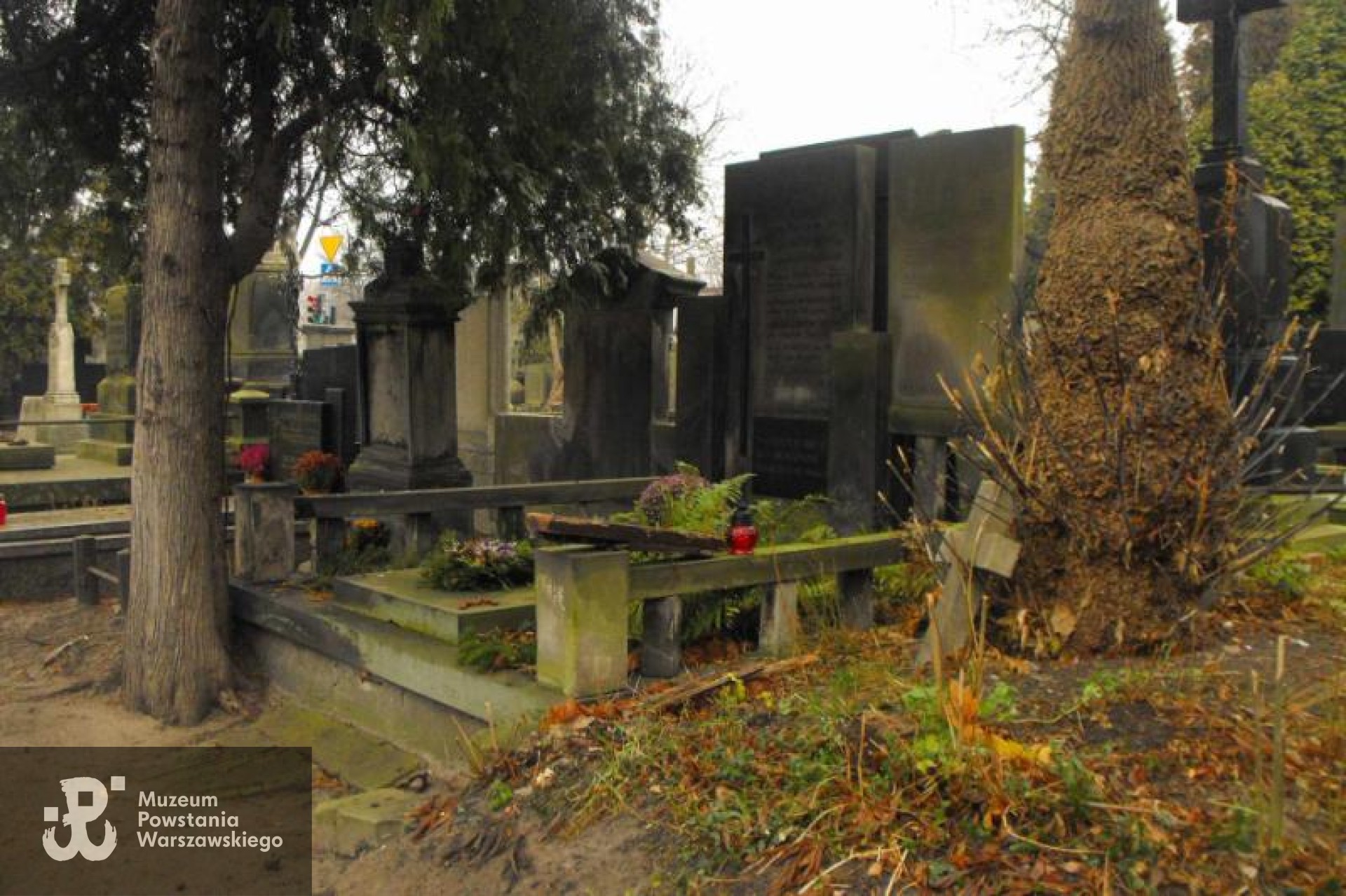 Źródło: https://cmentarze.um.warszawa.pl/pomnik.aspx?pom_id=14892 [dostęp: 23.04.2025].