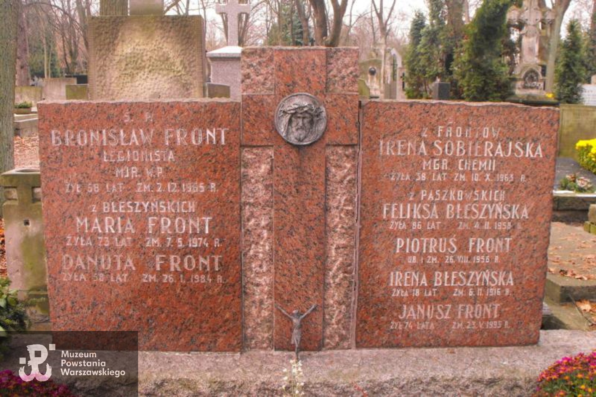 Źródło: https://cmentarze.um.warszawa.pl/pomnik.aspx?pom_id=24943 [dostęp: 04.02.2026].