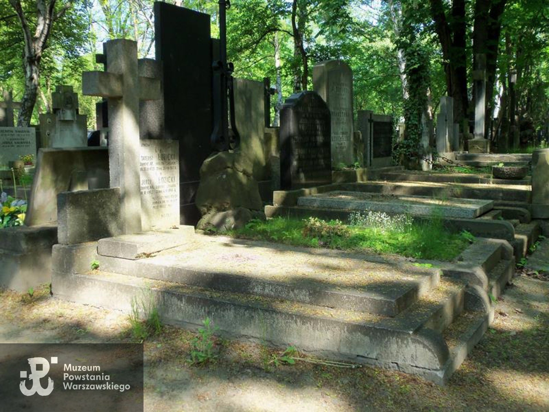 Źródło: https://cmentarze.um.warszawa.pl/pomnik.aspx?pom_id=39237 [dostęp: 9.04.2025].