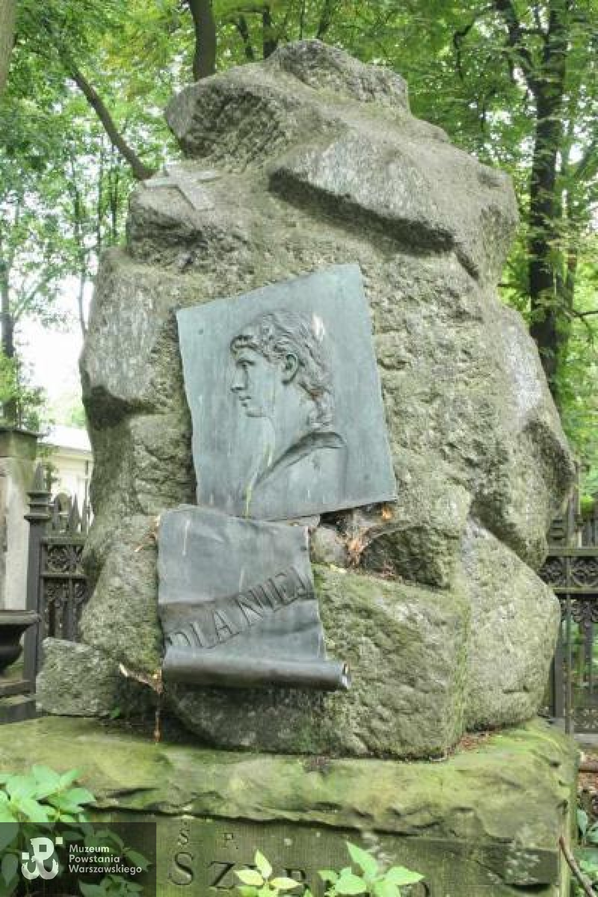 Źródło: https://cmentarze.um.warszawa.pl/pomnik.aspx?pom_id=237 [dostęp: 10.04.2025].